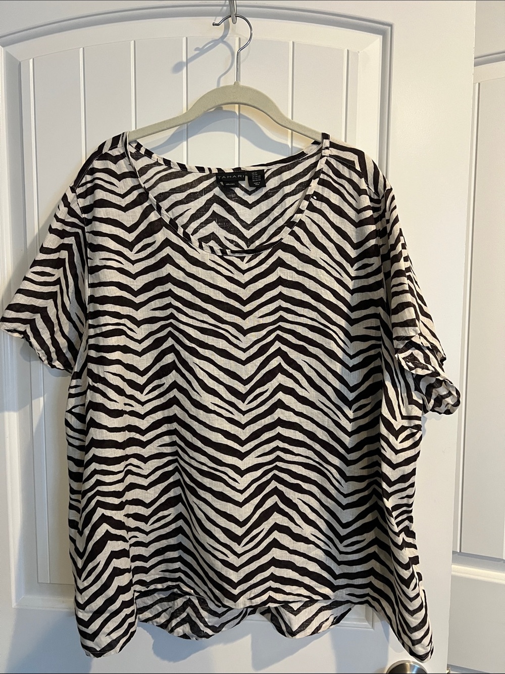 Tahari Black & White Zebra Print Short Sleeve 100% Linen Top